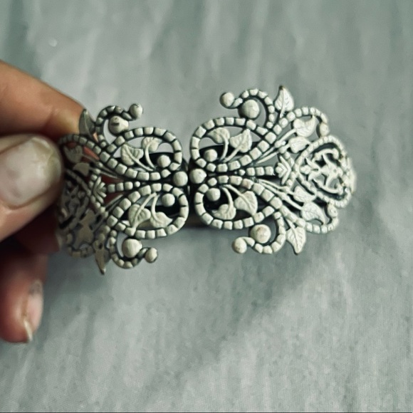 Oxidized cuff bracelet with stunning off-white detailing - Picture 5 of 5